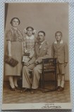 Fotografie tip Carte postala, Familie parinti si doi copii, perioada interbelica