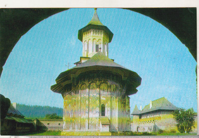 bnk cp Manastirea Moldovita - Vedere generala de sub portal - uzata foto