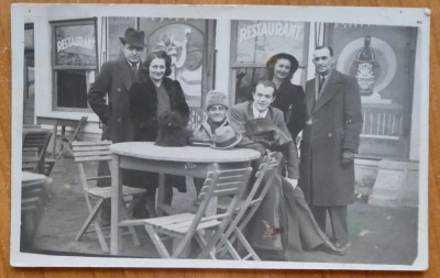 Carte postala tip fotografie , Olga Grecianu la restaurant cu prietenii ,interb. foto