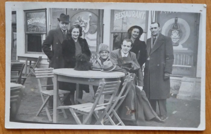 Carte postala tip fotografie , Olga Grecianu la restaurant cu prietenii ,interb.