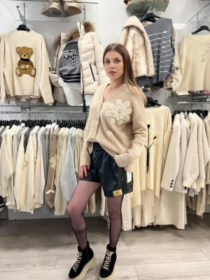 Jacheta dama crem cu aplicatii flori crosetate foto