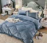 Cumpara ieftin Lenjerie de pat din catifea cu inimi brodate,4 piese,albastra- A1379