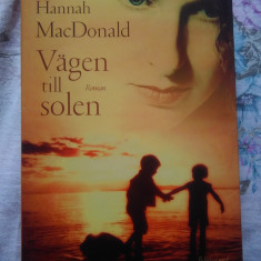 VAGEN TILL SOLEN - HANNAH MACDONALD 2004 carte în limba suedeză