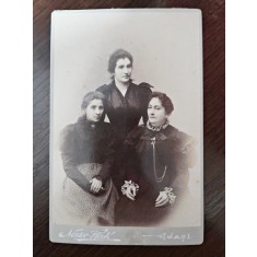 Fotografie 3 femei, pe carton, sfarsit de secol XIX