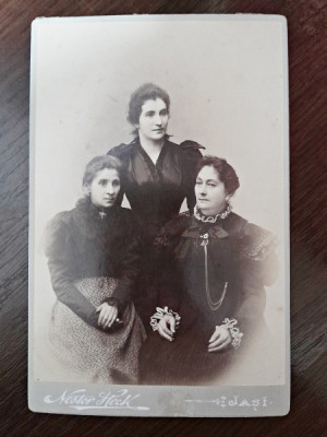 Fotografie 3 femei, pe carton, sfarsit de secol XIX foto