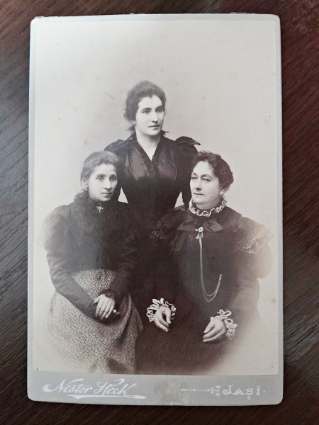 Fotografie 3 femei, pe carton, sfarsit de secol XIX