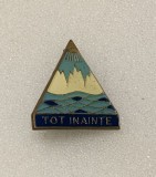 Insigna pionieri TOT &Icirc;NAINTE