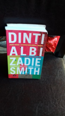 DINTI ALBI , ZADIE SMITH foto