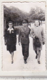 Bnk foto - Militar insotit de femei - Brasov 1946, Alb-Negru, Romania 1900 - 1950, Portrete