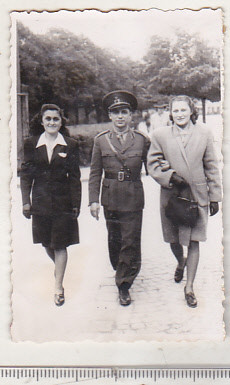 bnk foto - Militar insotit de femei - Brasov 1946 foto