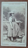 Fotografie tip CDV, tanara in costum traditional din Elevetia, Lucerne, sfarsit de secol XIX