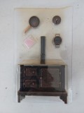 Sobă miniaturală pentru casa păpușii (doll house), cu accesorii, metal, sigilata (nedesfacuta / neutilizata)