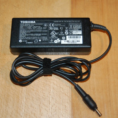 INCARCATOR LAPTOP TOSHIBA / ASUS19V 4.74A 90W model PA5115E-1AC3 5.5*2.5 mm