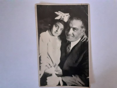 Fotografie tip CP cu tată și fiică din Sibiu &amp;icirc;n 1940 foto