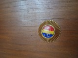 buton din alama cu tricolor cu email , REPUBLICA POPULARA ROMANA .