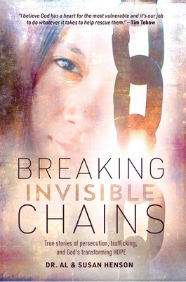 Breaking Invisible Chains: True Stories of Persecution, Trafficking, and God&amp;#039;s Transforming Hope foto