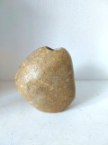 Vaza uniflora facuta dintr-o piatra perforata si lacuita, foarte grea, 14cm inaltime x cca 14cm latime