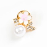 Brosa martisor floare alba cu perla si fluture