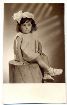 AD 1721 C.P.VECHE- FETITA IN STUDIO DE EPOCA- TEXTUL SCRIS PARE A FI IN SLAVA? foto
