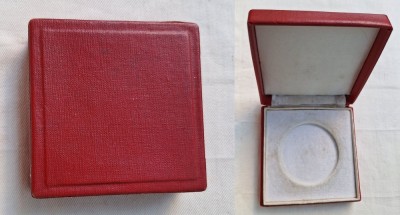 Cutie de LUX, veche, pentru prezentare, depozitare insigna, decoratie, placheta, medalie dimensiune 5 cm foto