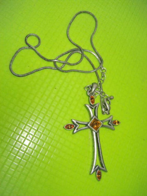 10027-Lantisor cu Cruce stil Malta alama argintata cu pietricele colorate. foto