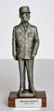 Generalul Charles de Gaulle - statueta vintage din staniu (cositor) semnata de artist, eticheta originala