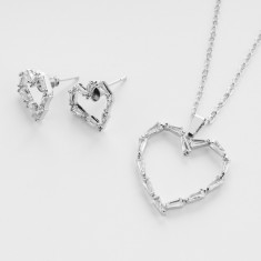 Set argintiu format din colier si cercei cu forma de inima cu pietricele alb-argintii din cubic zirconia foto