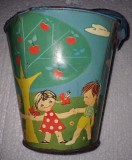 Cumpara ieftin CY - Galetusa galeata tabla / comunism Romania / copii la joaca / stare buna