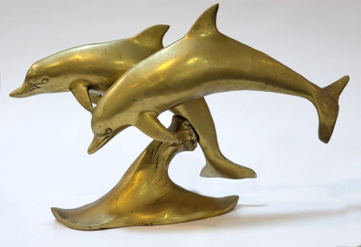 Sculptură din alamă cu delfini in săritură foto