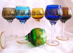 SET PAHARE VIN DIN STICLA COLORATA CU DECOR AURIT 17 CM