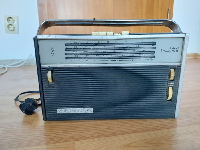 Aparat de radio portabil Albatros &ndash; 4 game, 8 tranzistoare