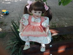 Papusa de colectie din portelan , pozitie sezand H-38 cm