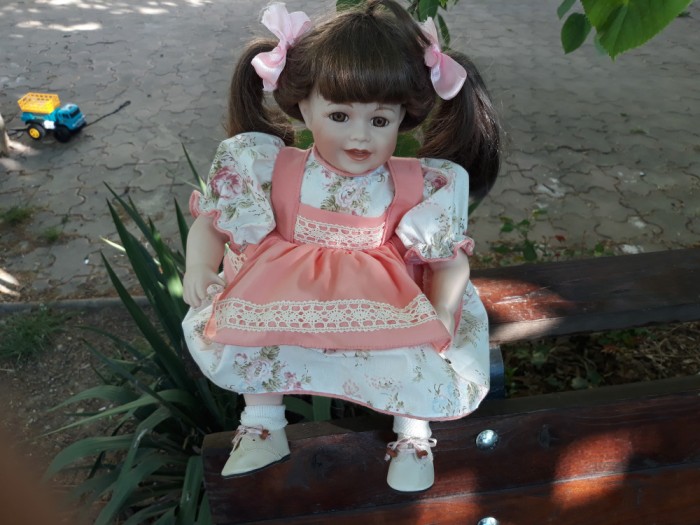 Papusa de colectie din portelan , pozitie sezand H-38 cm