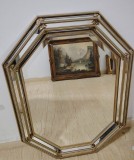 Oglindă superbă de perete octogonală prezintă o ramă cu design geometric și tăieturi elegante