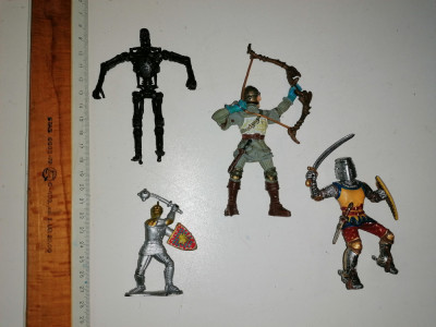 LOT 4 FIGURINE SOLDATI / CAVALERI ETC APROX 8-10 CM foto