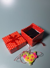 Martisor lucrat manual - pasare cu floricele roze si galbene - din clei, Unicat foto