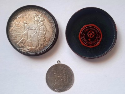 Medalia Expoziția Moldovei Intregite 1925 , bronz argintat, &amp;icirc;n cutia originala Arthus Bertrand Paris + medalionul aferent. Set impecabil si ft rar ! foto