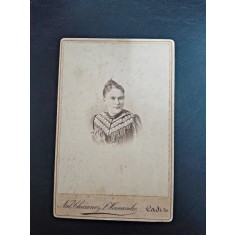 Fotografie pe carton, femeie din perioada interbelica