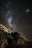 Tablou Canvas, "Calea Lactee deasupra st&acirc;ncilor iluminată", Stele, Cer, Roci, Univers, Noapte, Peisaj, Galaxie, Mister, Natură, Lumină, 26 x 39 cm, CM