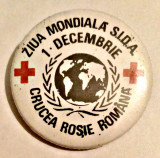 MEDICINA INSIGNA ZIUA MONDIALA SIDA 1 DECEMBRIE CRUCEA ROSIE ALUMINIU 38,30 MM, Romania de la 1950