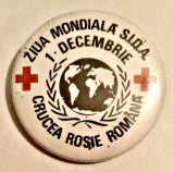 MEDICINA INSIGNA ZIUA MONDIALA SIDA 1 DECEMBRIE CRUCEA ROSIE ALUMINIU 38,30 MM, Romania de la 1950