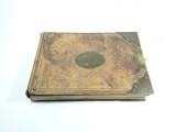 Cumpara ieftin e Album vechi pentru fotografii pe carton degradat, cu notita Brasso 1877 Brasov