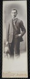 Fotografie tip CDV, barbat cu palaria in mana, 1907