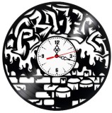 Ceas de perete decorativ Graffiti Street Art, realizat din disc de vinil upcycled, model Spray-uri si Zid de Caramida, negru, 30 cm