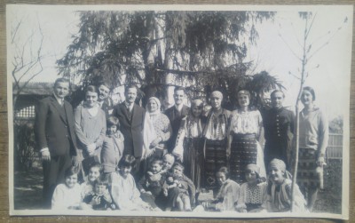 Fotografie de grup cu copii, ofiter si femei in port national foto