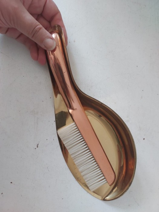 Set vintage german de măturică de masă și lopățică (crumb sweeper), anii &rsquo;60, metal cu patină, decor rustic de colecție