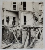 BUCURESTI , MUNCITORII LA O CLADIRE DARAMATA LA CUTREMURUL DIN 1977 , FOTOGRAFIE DE PRESA , 1977