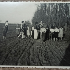 Vanatori cu grup de copii, Romania interbelica// fotografie