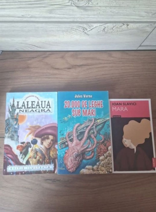 V&acirc;nd 3 cărți &icirc;n stare foarte bună