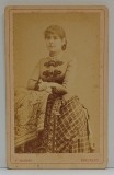 FOTOGRAF FRANZ MANDY , BUCURESTI , TANARA LANGA FOTOLIU , FOTOGRAFIE C.D.V. , SFARSIT DE SECOL XIX
